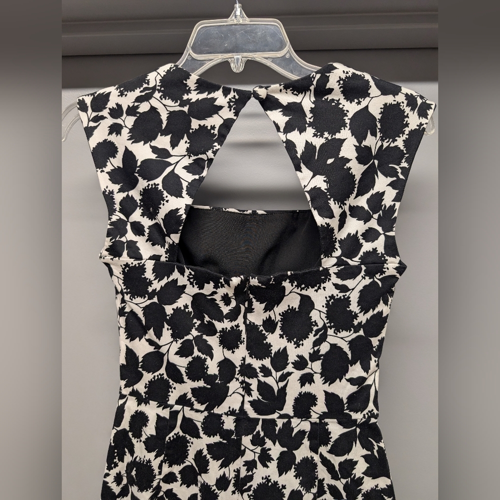 Elegant Black and White Floral Dress - Picture 4 of 4